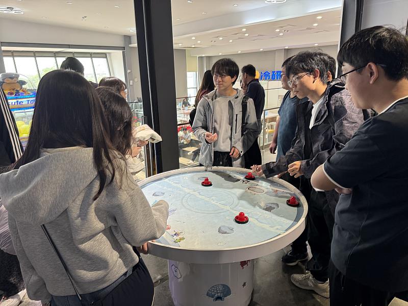南華大學產職處帶領學生參訪嘉義鹿草馬稠後工業區的冷研碳索館,學生體驗二氧化碳冰球。