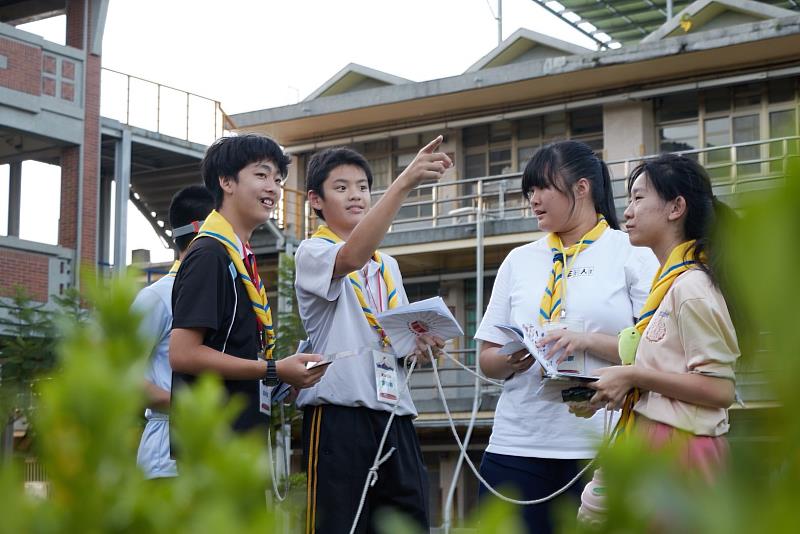 學員於戶外活動中尋找方向完成小組任務。