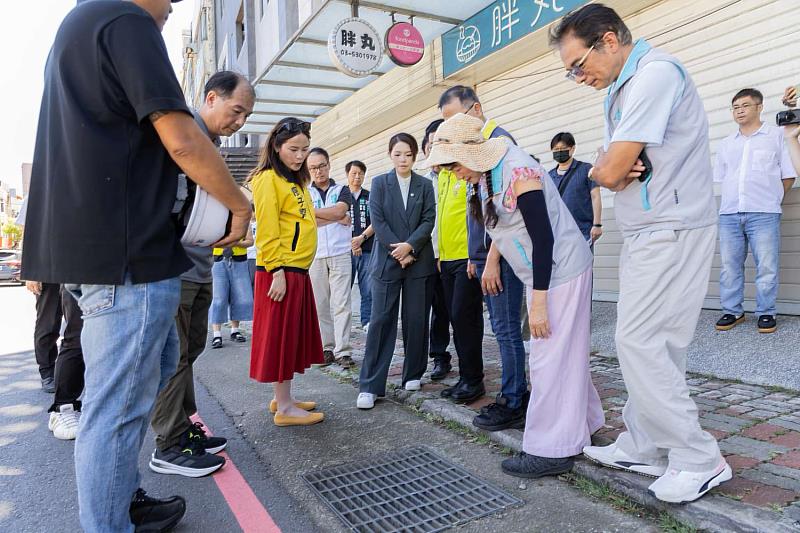 高虹安市長實地勘查人行道現況。
