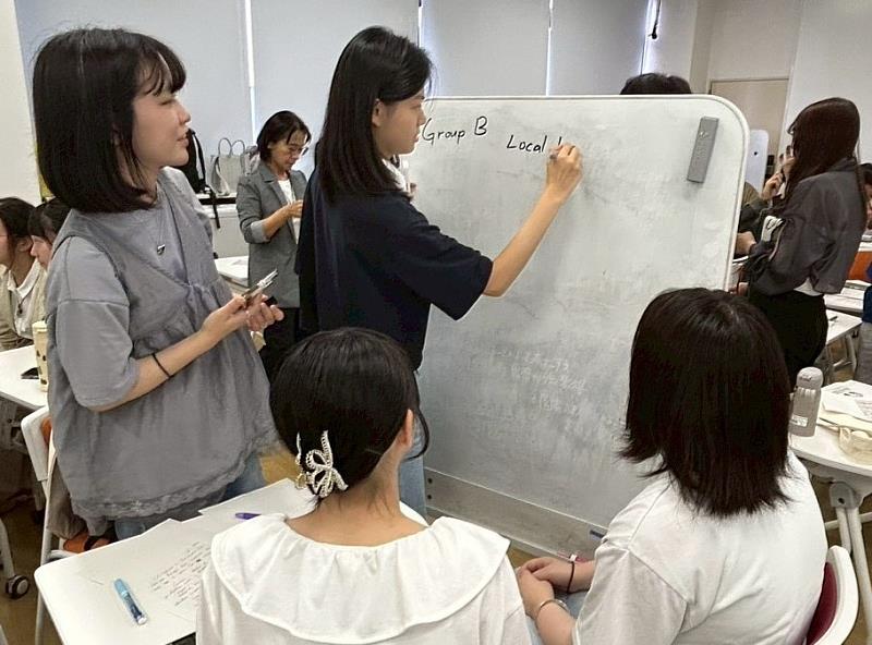 臺師大學生於大阪大學仲谷佳惠教授的課程中與日本學生探討兩國在教育上的不同。