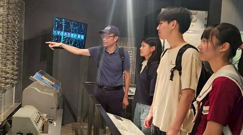 丁玉良教授於綜合學術博物館向學生說明真空管時期的電腦組成。