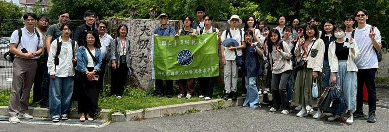 6月17日(三)臺師大師生與花蓮教網中心的教師於大阪大學前合影。