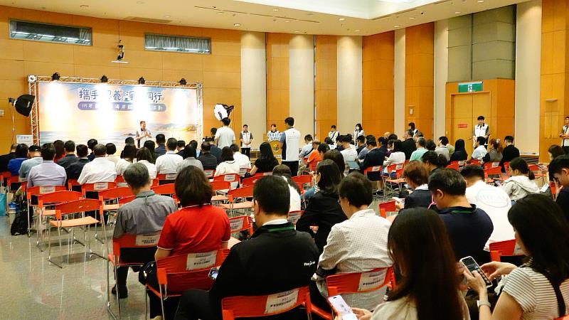 新北市政府7月15日舉辦「攜手認養 淨灘同行-115年海岸認養表揚」,各界守護海岸的夥伴齊聚一堂。(靈鷲山佛教教團提供)