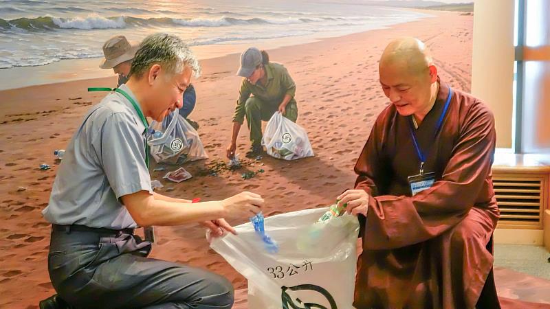 海廢DIY及永續成果展區，獨一無二的海廢再生創意作品，重新找回人與自然的連結。（靈鷲山佛教教團提供）