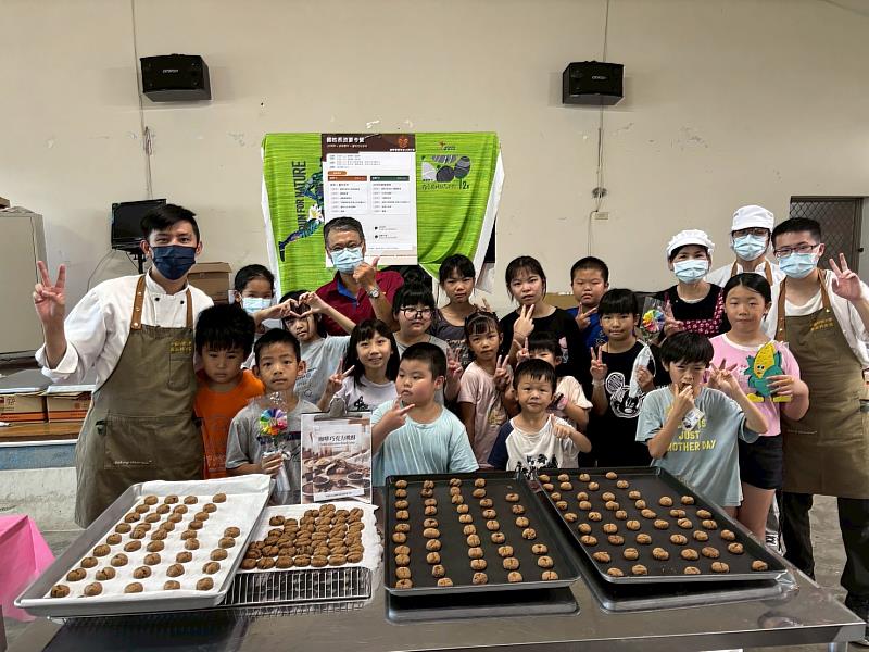 巧克力咖啡桃酥餅乾烘焙課程老師林本修與長流社區發展協會志工合作引導長流國小學童體驗烘焙樂趣。