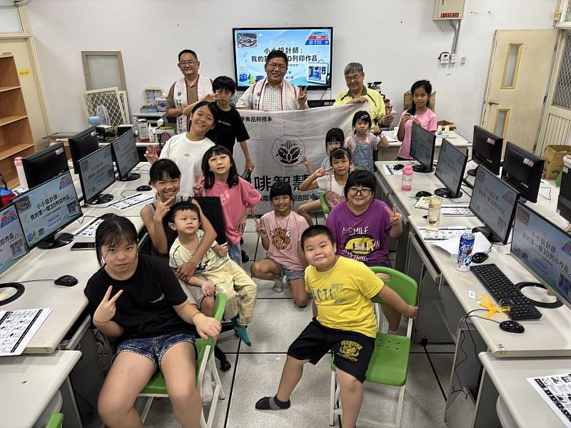 中臺科大食科系USR舉辦結合「3D列印、烘焙實作與童玩文化手作」的豐富跨域夏令營活動。