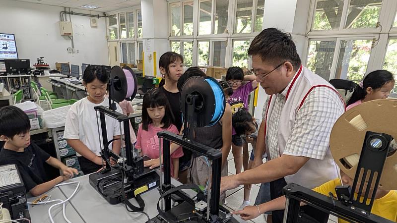 中臺科大食科系趙士慶老師帶領學童認識3D列印機。