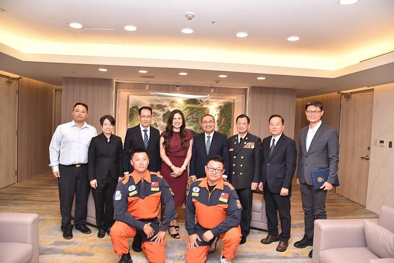 美國德州農工大學緊急應變中心執行長莫妮卡.馬汀妮茲與加坡民防部隊(SCDF)總監葉偉德拜會新北市長並合照。