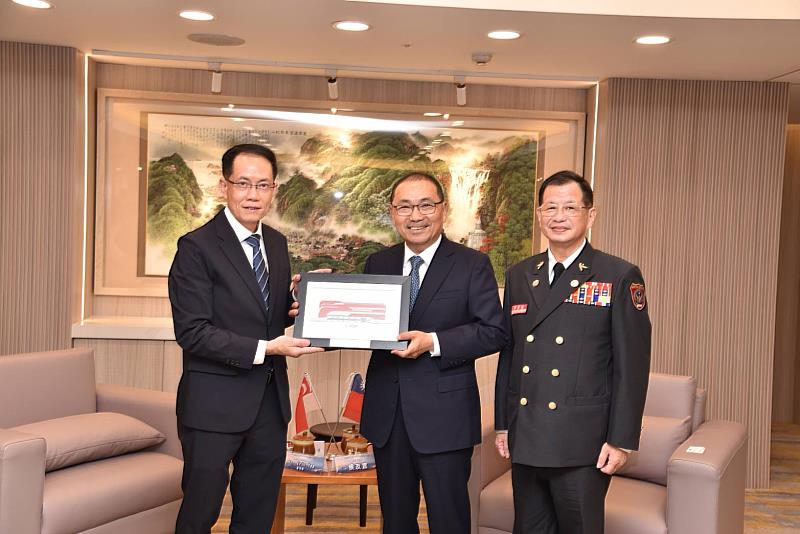 新加坡民防部隊(SCDF)總監葉偉德與新北市長互贈紀念品。