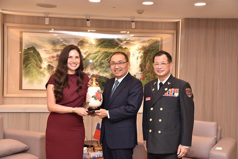 美國德州農工大學緊急應變中心執行長莫妮卡．馬汀妮茲與新北市長互贈紀念品。