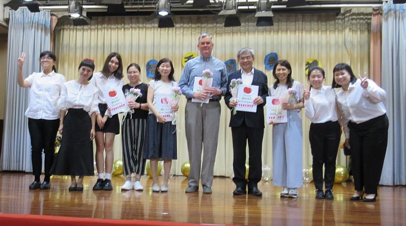 師資培育中心畢業生代表致贈謝師禮。