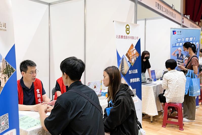 現場徵才活動提供求職者與企業直接面對面交流的機會,有助於深入了解職務內容及企業需求,提高媒合成功率。
