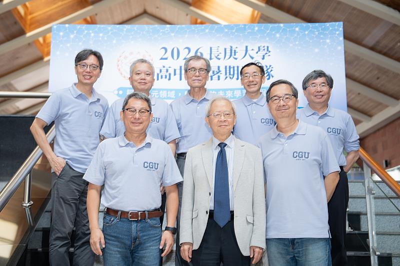 湯明哲校長(前排中)與營隊核心師資團隊合影。