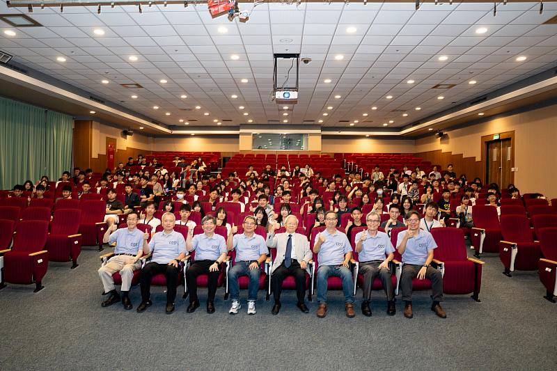 「2026長庚大學高中生暑期營隊」開幕式大合影。