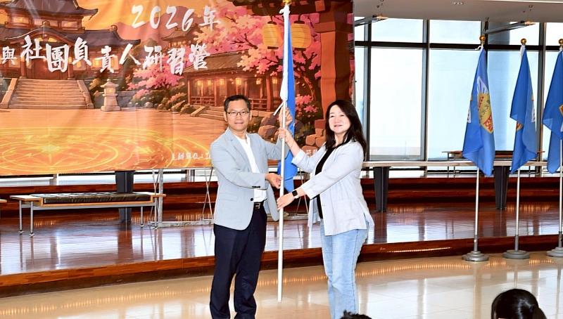 盧文民副校長與李亦君學務長勉勵新任社團負責人勇於承擔責任,期許成為優秀的學生領導者。