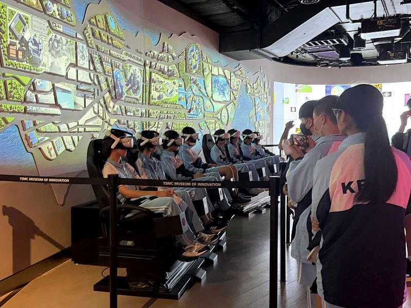 光復高中學生參訪台積創新館，認識半導體產業生態與科技創新應用。