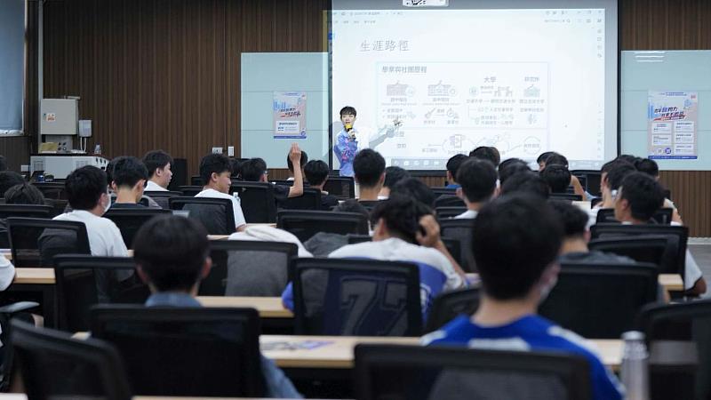 金曲入圍作詞人亦辰兒重返母校新竹高中分享職涯歷程。