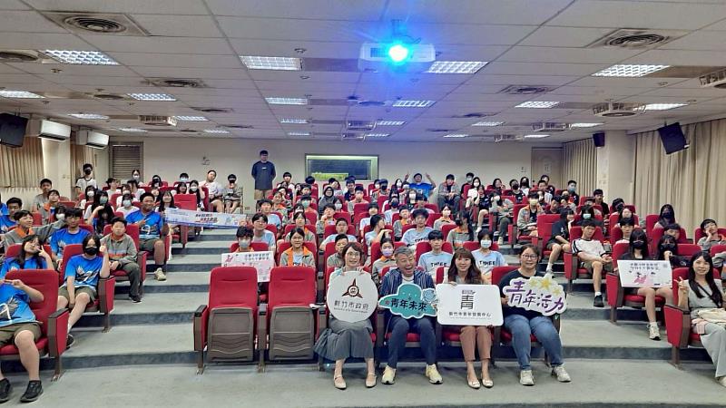 知名喜劇演員歐耶老師受邀至光武國中分享探索未來的職涯轉彎與選擇。