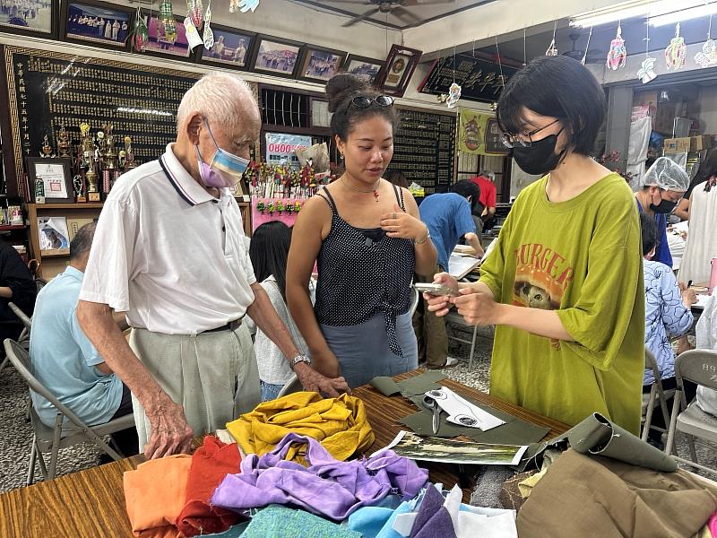 南臺科大學生和長輩一起剪下每一個構圖,聽聽老師指導挑選布色、質感過程。(2026Mattauw大地藝術季提供)