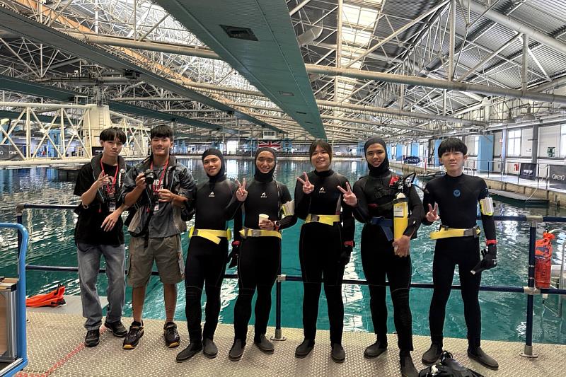 成大「討海人」團隊於潛水員準備區合影。