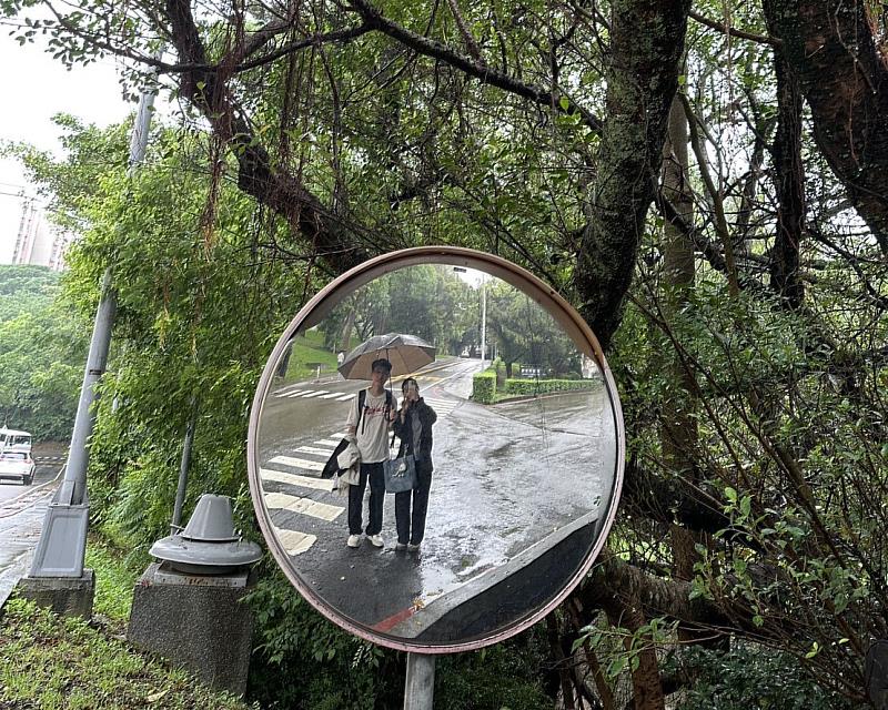 元培環衛系越籍學生阮氏淵、韋文雄冒雨又迷航仍不放棄參賽。（韋文雄提供）
