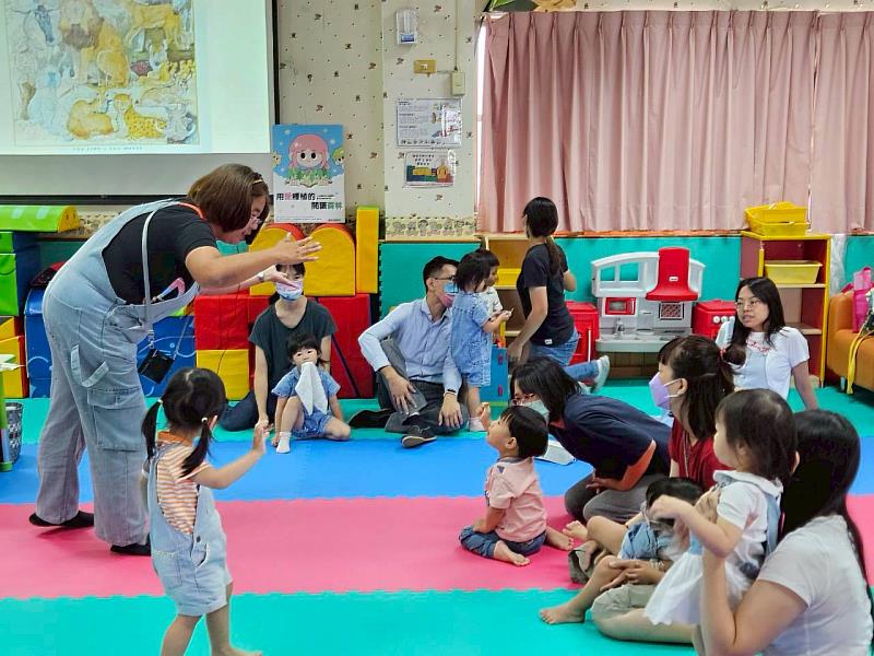 嘉義市翻轉靜態閱讀! 公共圖書館打造親子五感閱讀森林