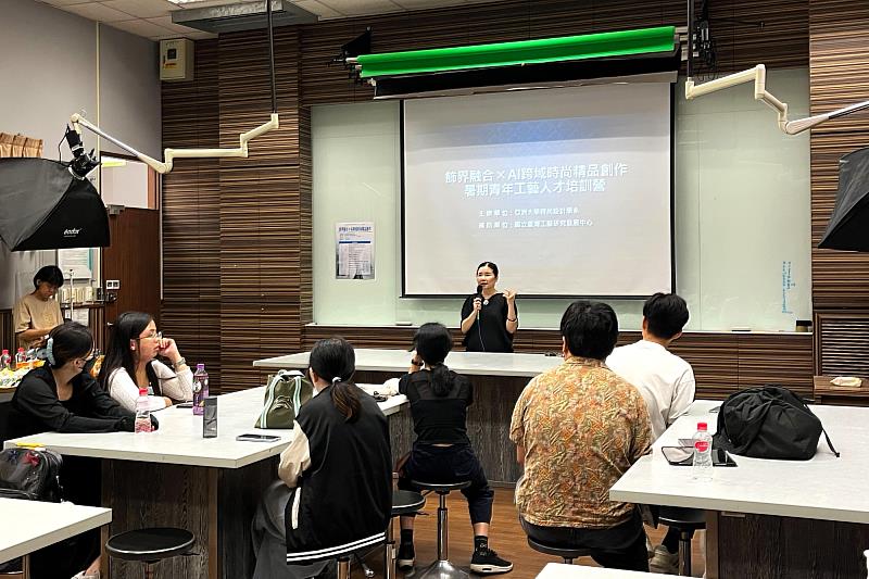 亞洲大學創意設計學院副院長暨時尚設計學系主任林青玫於開訓典禮勉勵學員,期許透過跨域學習培養創新設計思維與實作能力。