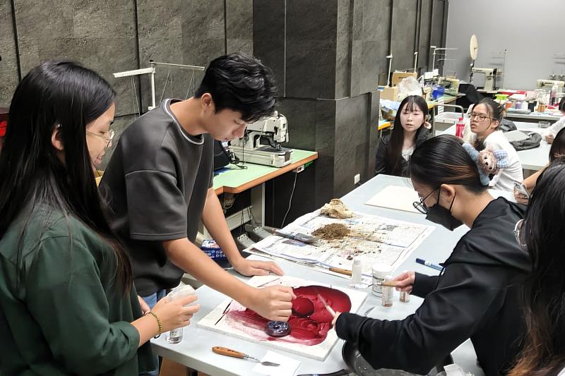學員體驗天然顏料製作流程,從素材採集、研磨到調製,親手創作專屬於「亞洲大學的顏色」。
