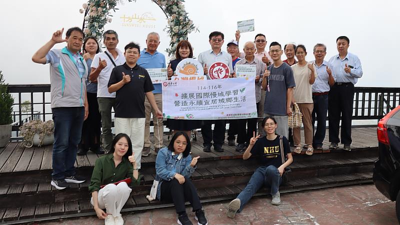 南華大學USR計畫團隊與隙頂商圈文化觀光發展協會人員合影留念。