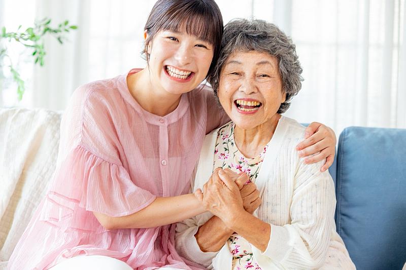 南山人壽推出「相守溢百」長照險,助保戶因應百歲人生中長照風險,並給照護者溫暖支持。