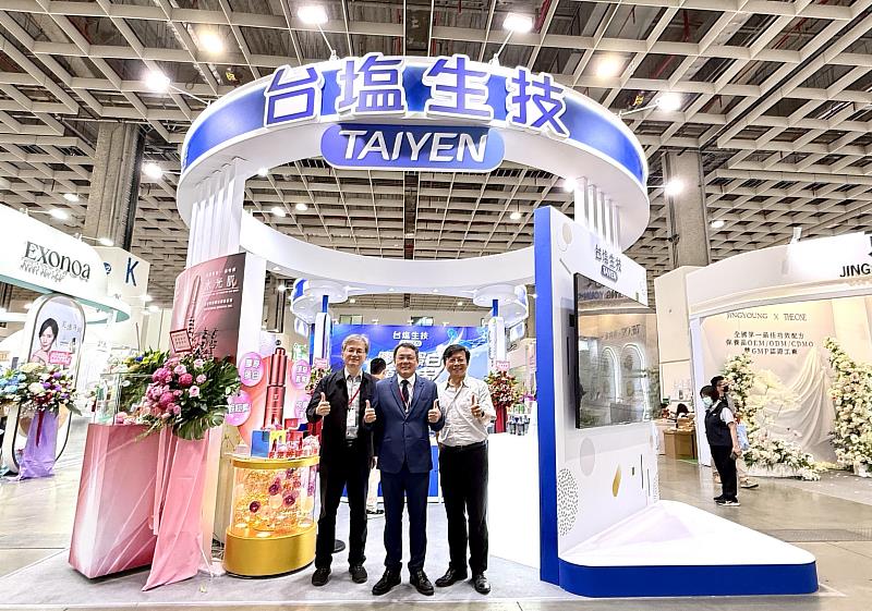 臺鹽公司董事長丁彥哲（中）與總經理李杰翰（左）、前總經理陳世輝（右）共同出席2026亞洲生技大展，臺鹽展位（K914）完整展現深耕膠原蛋白領域20餘年，從原料研發、製程開發到市場應用的一條龍整合實力。