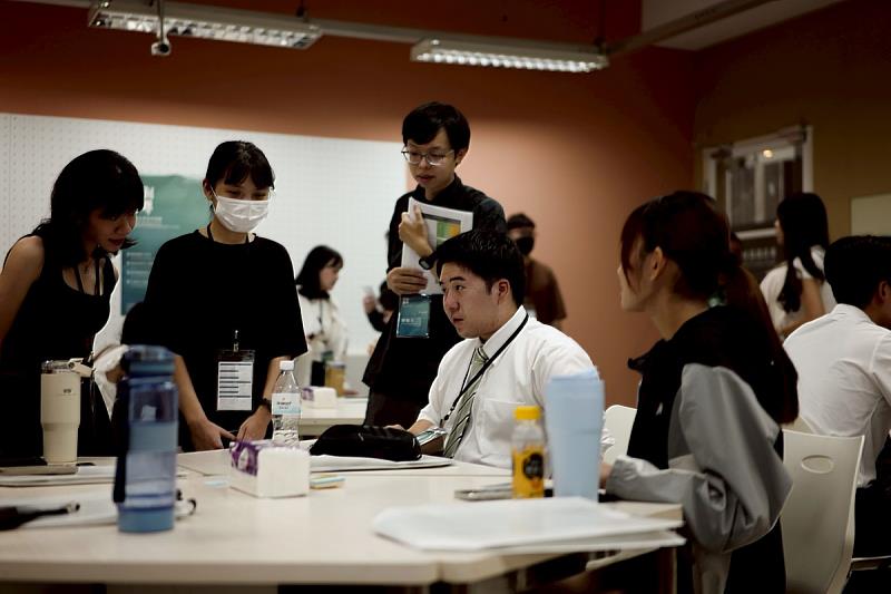 外籍學員與雲科大學生討論。