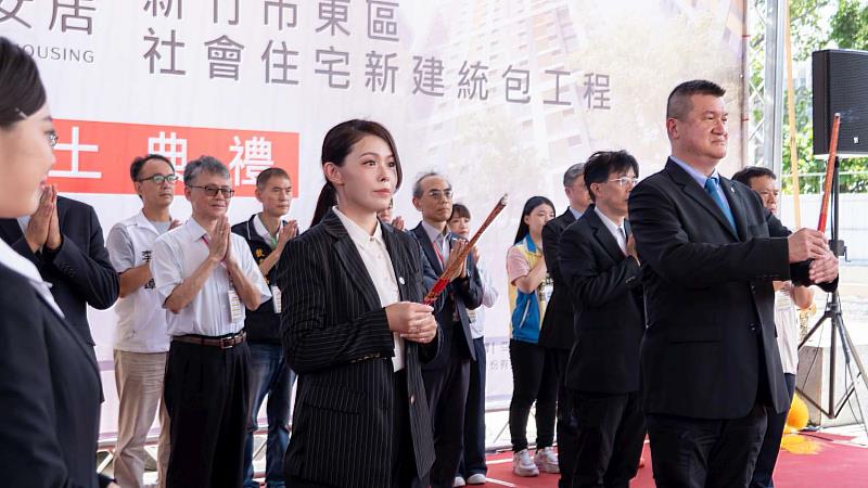 市長高虹安、內政部政務次長馬士元與貴賓共同上香祈福。