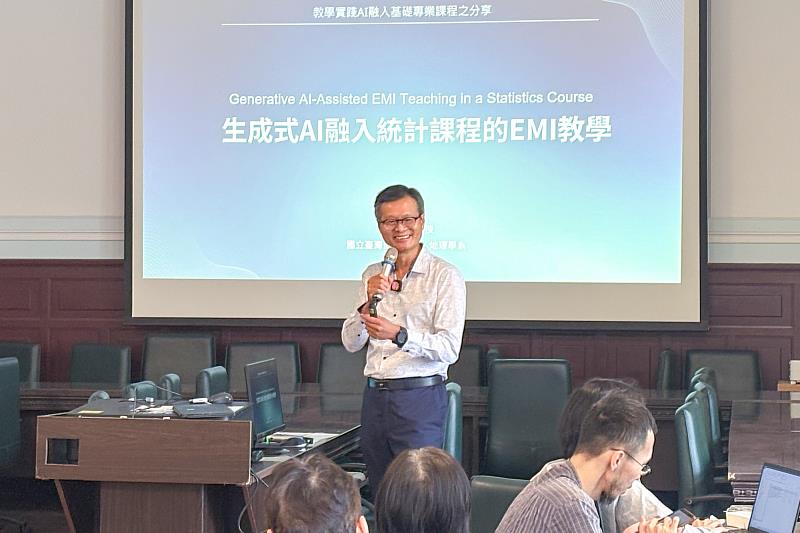 地理學系陳哲銘副教授兼副系主任,分享「生成式AI融入統計課程的EMI教學」。