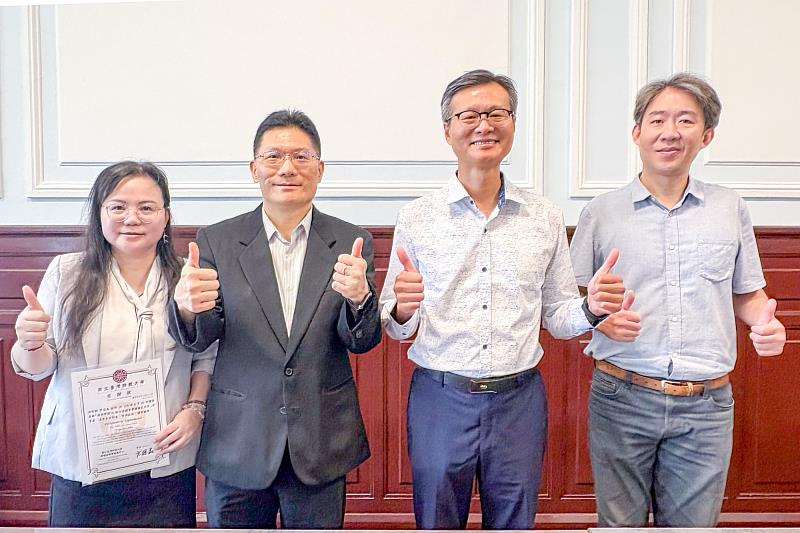 115年6月23日主持人與講者合影，由左至右為許庭嘉老師、方進義副教務長兼教發中心主任、陳哲銘老師、曾冠球老師。
