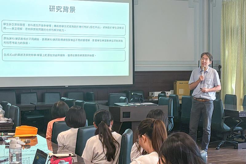 公民教育與活動領導學系曾冠球教授,分享以「行政學」課程執行計畫的經驗。