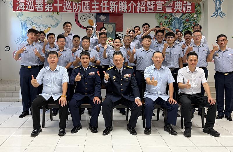 分署長與董主任及同仁合照。