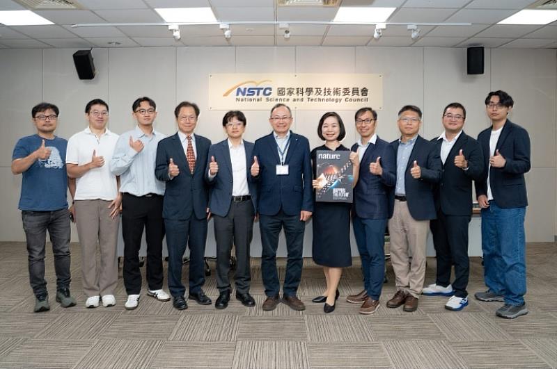 國科會舉辦記者會發表團隊學術成果,左4起為國立臺灣大學研發長吳忠幟教授、新加坡國立大學李連忠教授、國科會自然處賴明治處長、國立臺灣大學物理學系邱雅萍教授、國立臺灣師範大學物理學系藍彥文教授、國立臺灣師範大學物理學系林文欽教授。