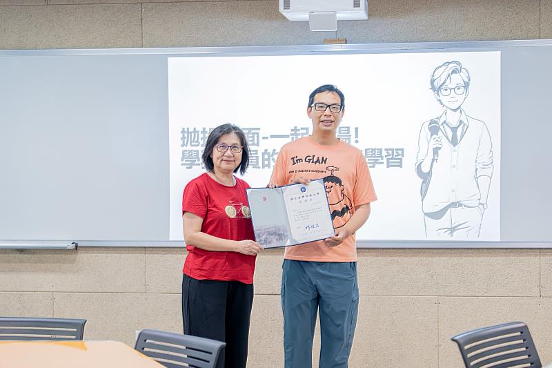 本校林玫君學務長致贈感謝狀。