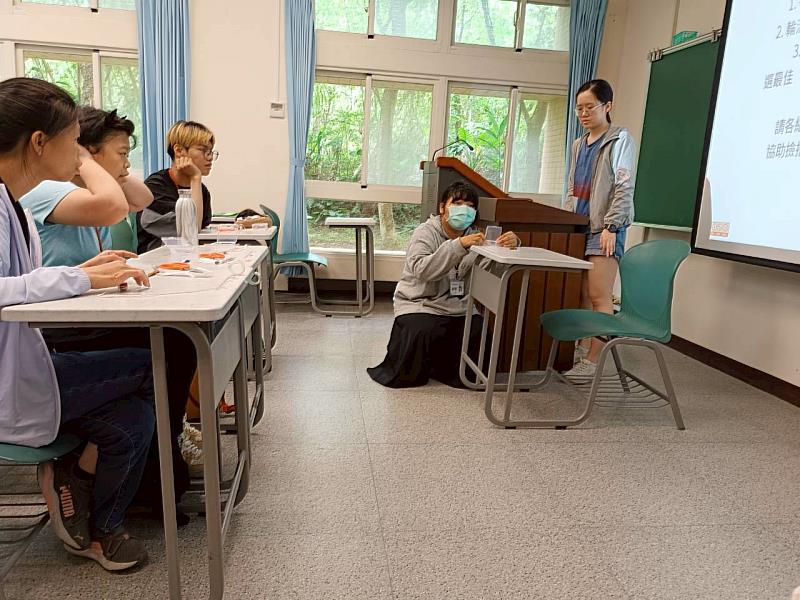 學員以自製彈射器比賽射程。