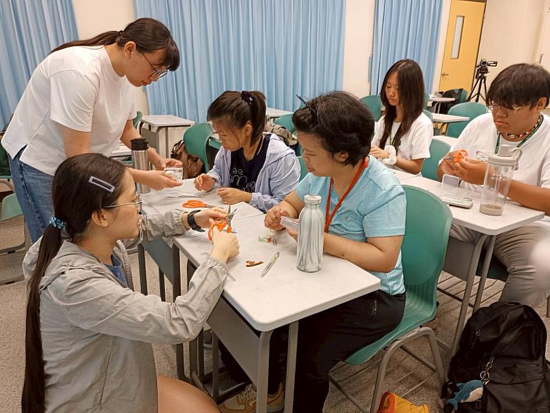 講師何倚帆(左1)、陳若瑜(左2)協助學員製作彈射器。