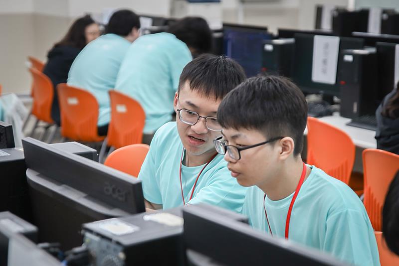 競賽現場氣氛緊張熱烈,各隊透過團隊合作共同解決複雜程式問題。林冠程攝