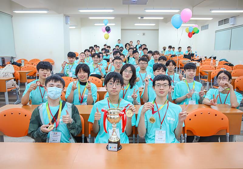 順利摘下晉級門票的參賽選手開心展示勳章與獎盃，展現臺灣資訊新生代的頂尖實力。