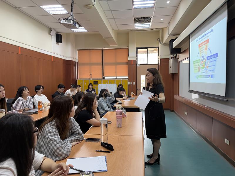 Dr. Văn Thị Minh Huyền走入本校課堂，分享國際商管實務經驗交流。