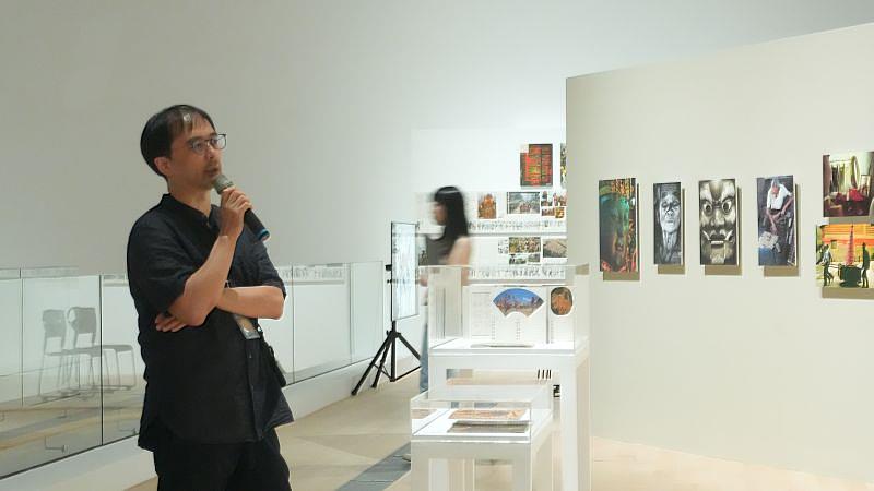 策展人張世倫於媒體預覽現場分享展覽策劃過程。(新北市美術館提供,攝影:張珮玲)
