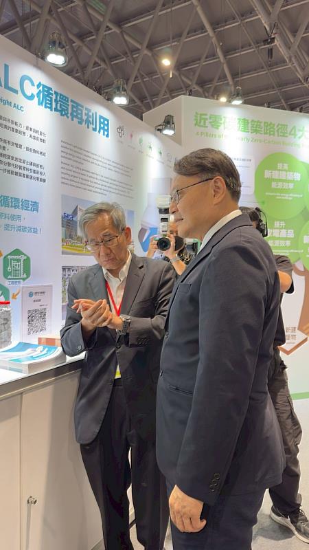 展會期間,環境部政務次長謝燕儒(右)與內政部建築研究所所長王榮進(左)於展區交流,就建築節能、光電創能、資源循環及建築減碳方法學等議題交換意見,推動建築減碳由設備建置進一步走向可量測、可查證的政策實踐。