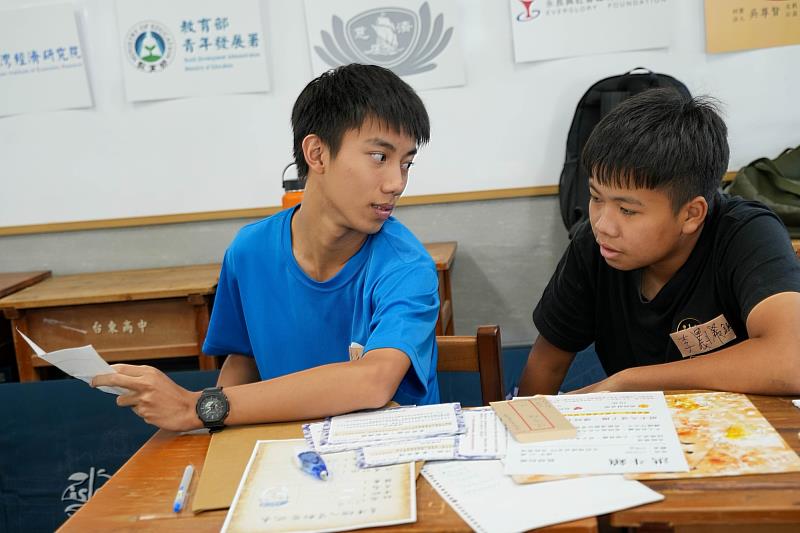 學員於過程中，需經歷不同的抉擇，不斷的思考與討論選擇。