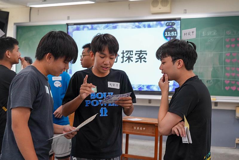 學員於故事劇情中,需要與 NPC 角色互動並完成章節任務。