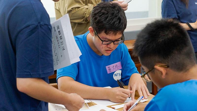 學員在過程中，進行會計工作體驗（閱讀馬來文數字並記帳）。