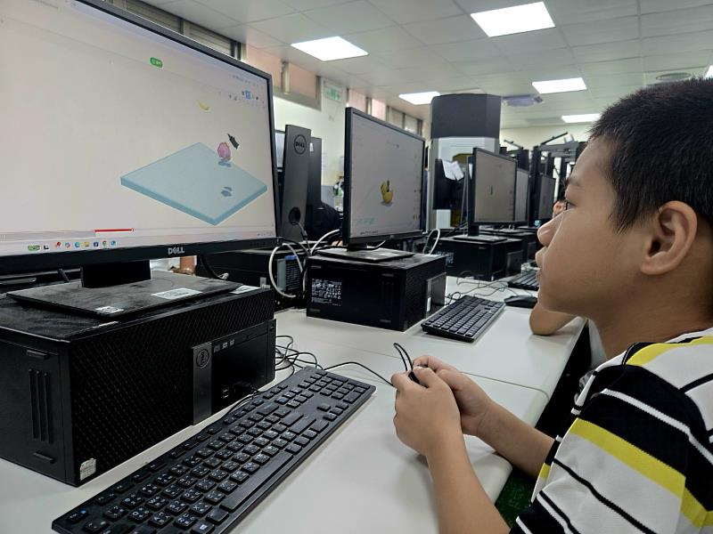 孩子們初次嘗試運用電腦進行3D圖型繪製。